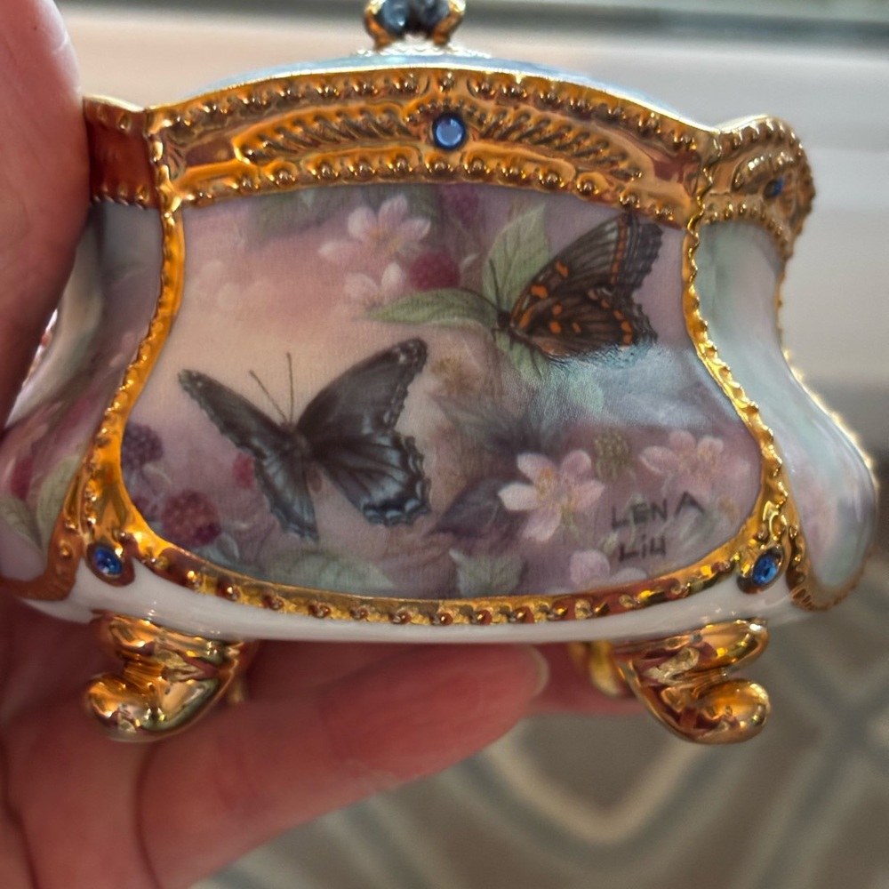 Lena Liu Porcelain Butterfly
working Music Box And Candle Holder - Picture 7 of 9